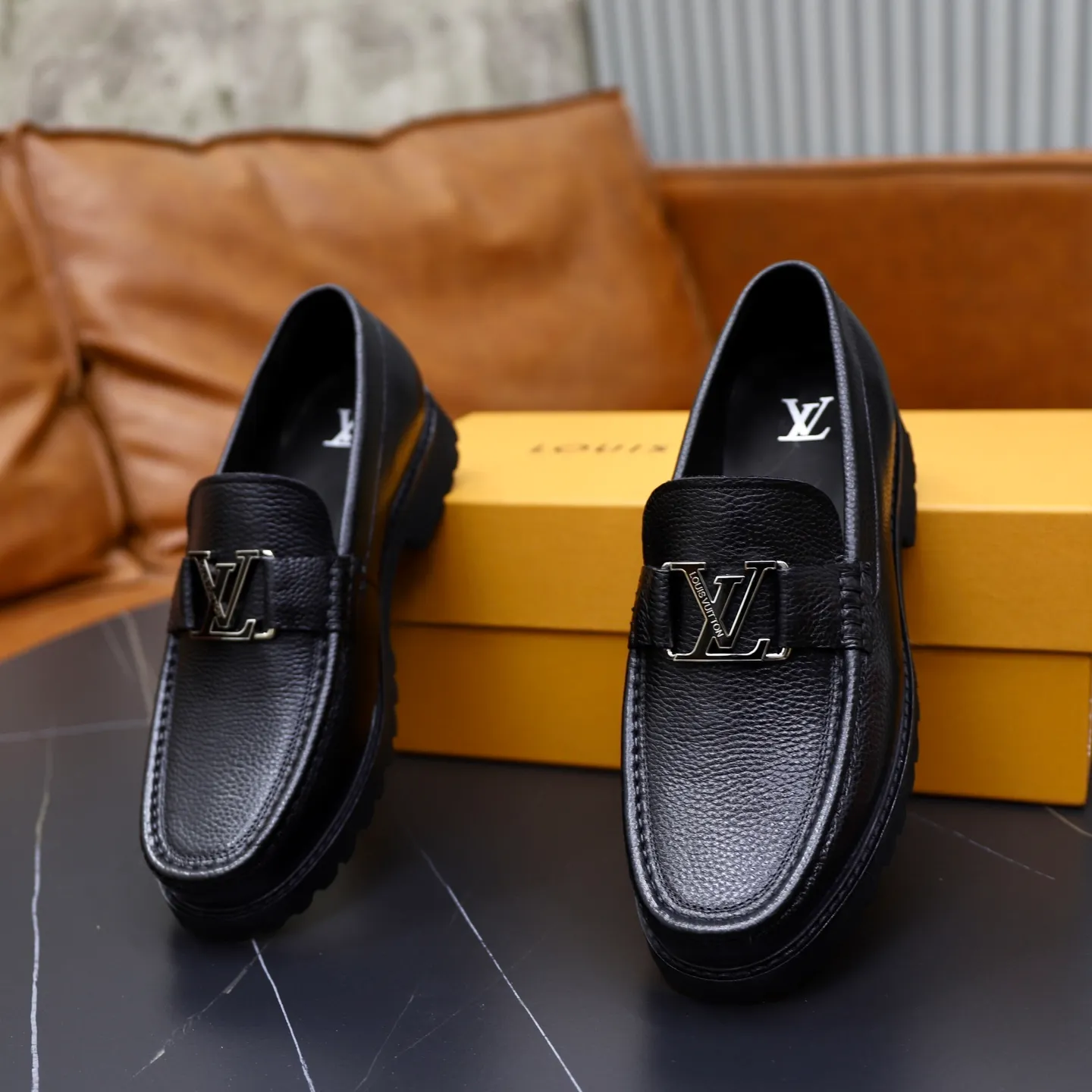 Ex-factory price: 600💰Louis Vuitton LV men's classic Oxford shoes, men's business formal boutique leather shoes, classic style, almond kernel exquisite toe, ultimate art, the whole shoe is made of imported cow leather (open edge beads), carefully selected, fine pores, excellent gloss, soft texture, strong toughness, durable and not easy to deform, apricot fetal cowhide leather lining, soft and comfortable, sweat-absorbent and breathable. Foam outsole, original box and dust bag packaging! Size: 38–44 (45/46 customized)